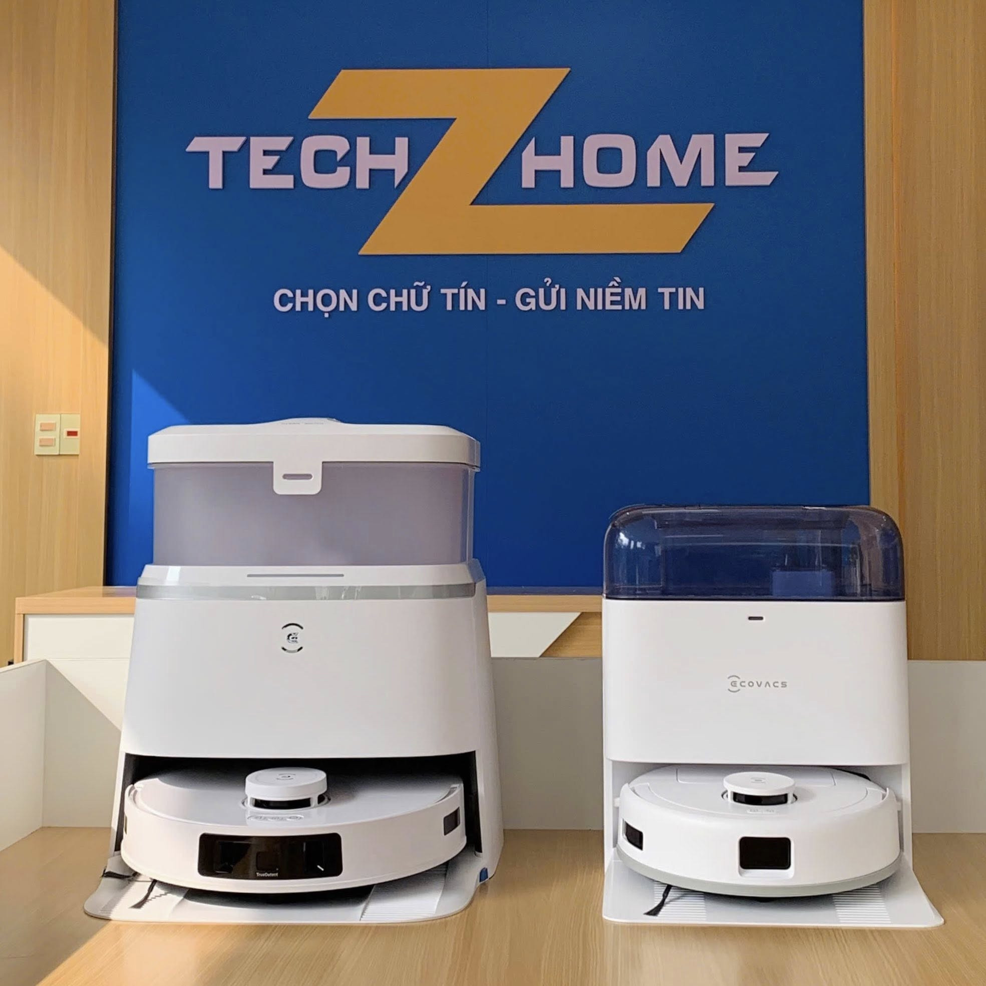 Ecovacs Deebot Mini khi đặt cạnh T30 Pro Omni