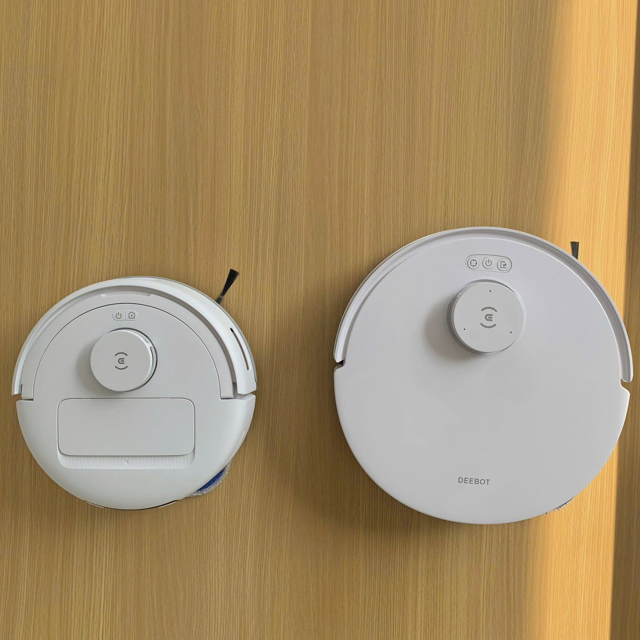 Deebot Mini trông thật mini khi đặt cạnh T30 Pro Omni