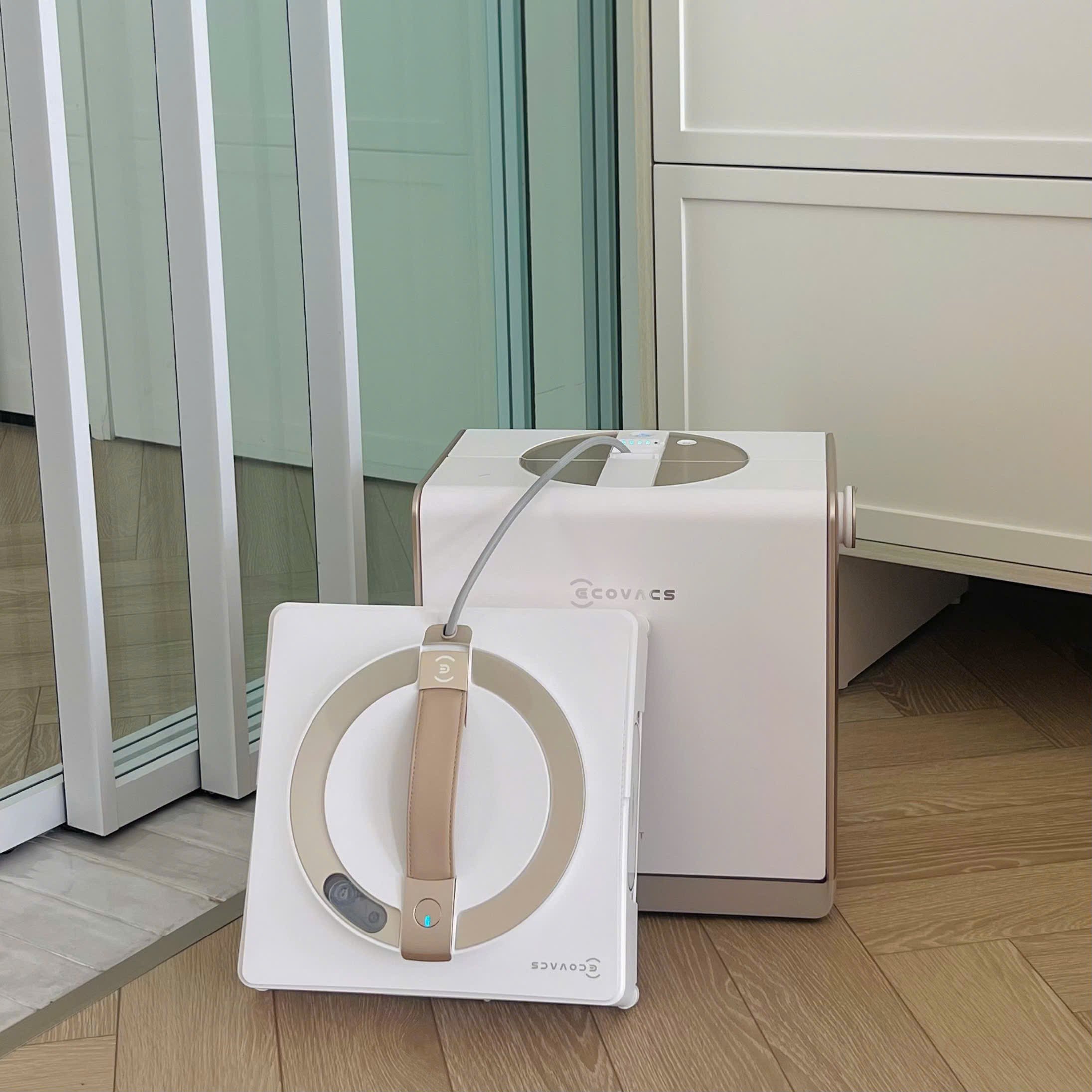 Robot lau kính Ecovacs Winbot W2S Pro